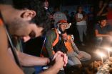 Miles de personas permanecen en campamentos tras perder sus viviendas por los sismos.