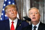 Lindsey Graham, senador de EU y, al fondo, Donald Trump.