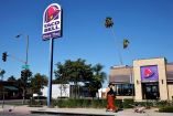 Taco Bell retira vegetales en Estados Unidos ante investigación por brote de Cyclospora que afecta a miles de personas.