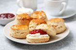 Receta de scones ingleses con crema y mermelada