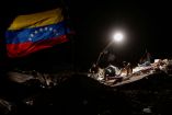 Miles de damnificados permanecen en campamentos temporales mientras continúa la emergencia.