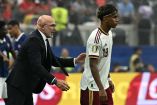 Luis de la Fuente da instrucciones a Lamine Yamal.