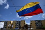 Rescatistas continúan buscando víctimas entre los escombros en La Guaira, la zona más afectada.