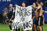 Futbolistas argentinos festejaron con una bandera en defensa de Laas Malvinas