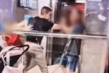 El sujeto, vestido con playera negra, se acerca y recibe un golpe de la mujer, lo que desencadena su reacción violenta.