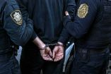Un policía de la CDMX con esposas y detenido.