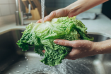 La FDA vinculó lechuga mexicana con un brote de ciclosporiasis en Estados Unidos; Taco Bell retiró el producto tras miles de contagios.