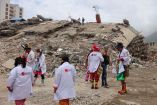 Decenas de edificios colapsados continúan siendo inspeccionados por equipos de rescate.