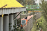 El hombre fue sometido por policías sobre un tren en servicio