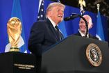 El presidente de la FIFA, Gianni Infantino (derecha), escucha al presidente de Estados Unidos, Donald Trump