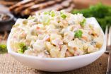 Práctica ensalada rusa con pollo, una comida fresca para los días calurosos