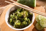Refrescante ensalada de pepino japonesa o sunomono, para tus bowls