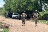 Elementos del Ejército en un camino de terracería ubicado en Sinaloa