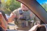 Agentes de ICE bloquearon con su vehículo a una ciudadana estadounidense en un estacionamiento público de California y luego la amenazaron con arrestarla.