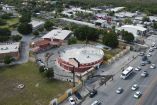 Vista aérea panorámica del Motel Nueva Castilla sobre la carretera Monterrey-Laredo en Escobedo, mostrando su estructura circular.