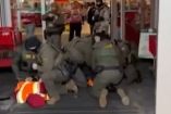 Un menor de edad fue detenido y golpeado por elementos del ICE a pesar de que se identificó como ciudadano estadounidense.