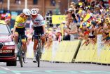 Lección de compañerismo: conmueve el abrazo de Isaac del Toro y Pogacar en la Etapa reina del Tour de Francia 2026