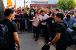 Decenas de aficionados en San Luis Potosí se congregaron para recibir a Gilberto Mora.