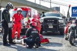 Un hombre de 27 años resultó lesionado tras ser atropellado por un motociclista cuando presuntamente intentaba cruzar una avenida en la colonia Mitras Centro, en Monterrey.