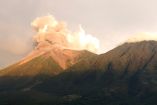 Vista aérea muestra la erupción del volcán Fuego en Alotenango, a unos 65 kilómetros al suroeste de la Ciudad de Guatemala.