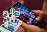 Teléfono inteligente con un videojuego en pantalla junto a íconos de aplicaciones que representan el uso intensivo del celular.