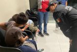 Según el encargado del estacionamiento, la mujer se retiró del sitio sin proporcionar mayores explicaciones ni señalar cuándo regresaría por los niños.