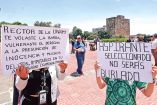 Aspirantes de la UNAM en protesta en las instalaciones de la Universidad.