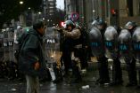El encontronazo más fuerte se dio frente al Congreso de Argentina, donde la policía intento dispersar a los manifestantes.