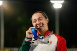 Ava Chávez con su medalla de oro.