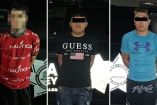Tras el ataque, policías desplegaron un operativo de búsqueda en calles cercanas que permitió ubicar y detener a tres de los presuntos participantes en la agresión.