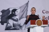 La presidenta Claudia Sheinbaum hablando desde el atril durante su conferencia matutina sobre el caso Ayotzinapa.
