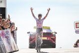 Kasia Niewiadoma cruzando la meta en el Mont Ventoux en la Etapa 7 del Tour de Francia Femenino