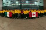Fotografía grupal panorámica de los 102 combatientes forestales mexicanos de la Conafor formados y sosteniendo las banderas de México y Canadá.