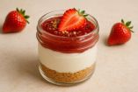 El cremoso cheesecake de fresa se sirve en vaso.