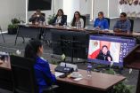 Funcionarios participan en una reunión sobre trata de personas mientras Ernestina Godoy aparece en una pantalla durante el encuentro de la FGR.