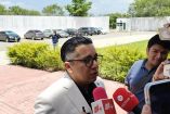Mario Enrique Fuentes Medina, abogado de Gabriel Z, declara ante medios de comunicación afuera del juzgado en El Mante.