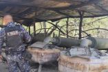 Fuerzas de seguridad desmantelaron un laboratorio clandestino de dos hectáreas en la sierra de Sombrerete. Aseguraron reactores y precursores.