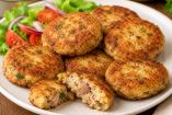 Económicas tortitas de papa con atún, ideales para el final de quincena