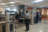 Los elementos realizaron rastreos preventivos de equipaje para evitar el traslado de objetos o sustancias ilícitas en el Aeropuerto Internacional de Monterrey.