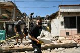Personas retiran escombros de una casa derrumbada tras un terremoto en Pereira, Colombia.