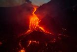 Lava incandescente desciende por las laderas del monte Etna durante una erupción en Sicilia, Italia, el 11 de agosto de 2026.