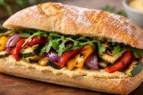 Sencillo sándwich de verduras asadas con hummus para desayunar saludable