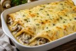 Deliciosas crepas de champiñones gratinadas con mucho queso