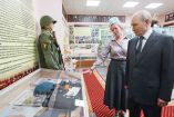 Vladimir Putin visitó una escuela en la isla de Iturup, una de las cuatro del archipiélago en disputa con Japón.