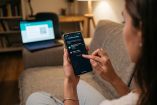 Cerrar WhatsApp Web evita accesos desde computadoras compartidas.