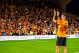 Raúl Jiménez y su familia presentan la bufanda especial 'Sí Señor', un emotivo homenaje a la afición del Wolverhampton que incluye los colores de la bandera de México.