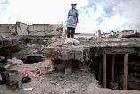 Un rescatista con equipo de protección trabaja entre los escombros de un edificio colapsado tras el terremoto en Cali, Colombia.