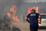 Bomberos combaten uno de los numerosos incendios forestales que afectan a Europa durante una nueva ola de calor.