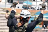 Rescatista con casco y equipo de protección levanta los brazos durante labores de búsqueda en una zona acordonada de Pereira.