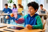 Se sugiere pedir a los hijos que expliquen su tarea oralmente y verifiquen siempre los datos en fuentes confiables para evitar desinformación.